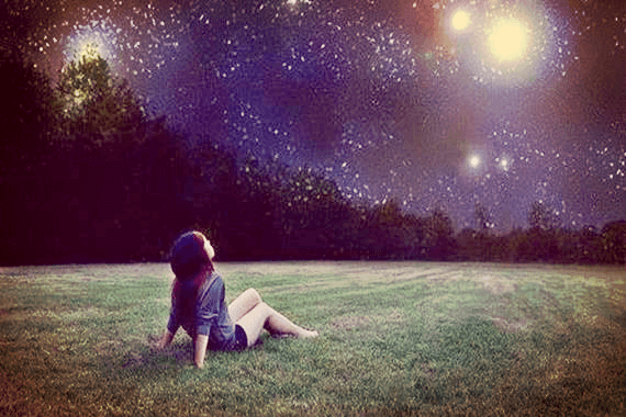yıldızlı gökyüzüne bakan kız