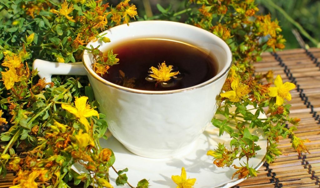 bir bardak demli bitki çayı