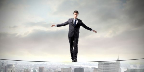 adam ipte cambaz oynuyor