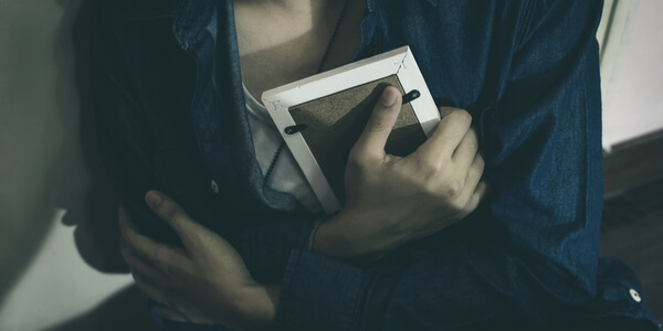 fotoğraf çerçevesine sarılmış insan