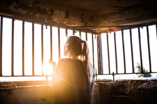 dışarı güneşe bakmak