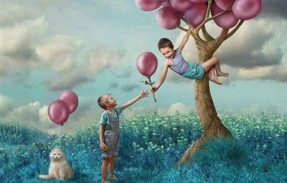balon ağacında iki çocuk ve kedi