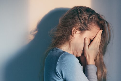 depresyondaki kadın ağlıyor