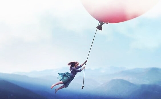 pembe balon ile uçan kadın