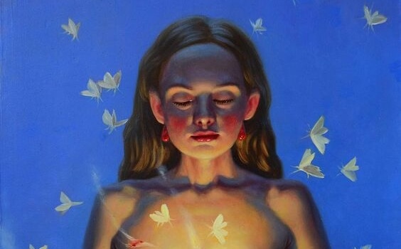 gece kelebeklerle duran kadın