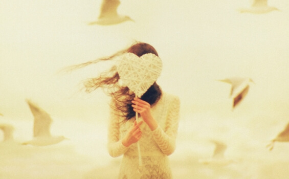 elinde beyaz kalp tutan kız