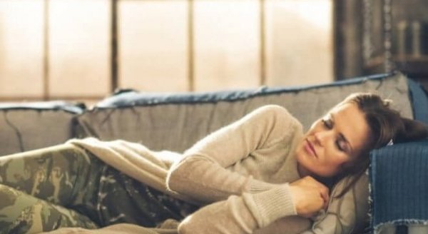 kanepede uyuyan kadın