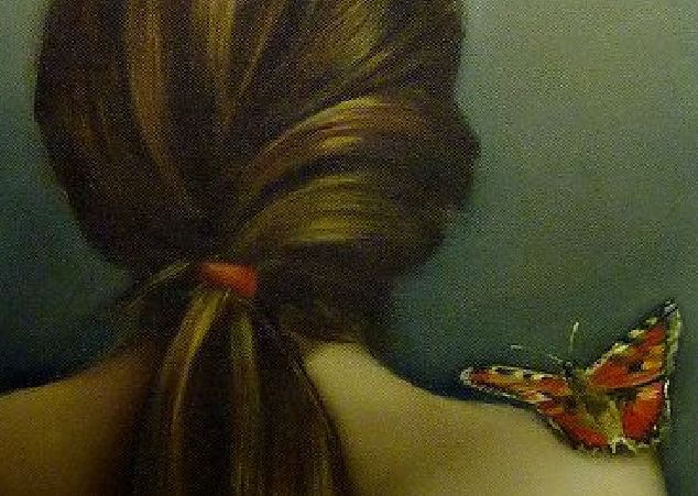 omzunda kelebekli kız