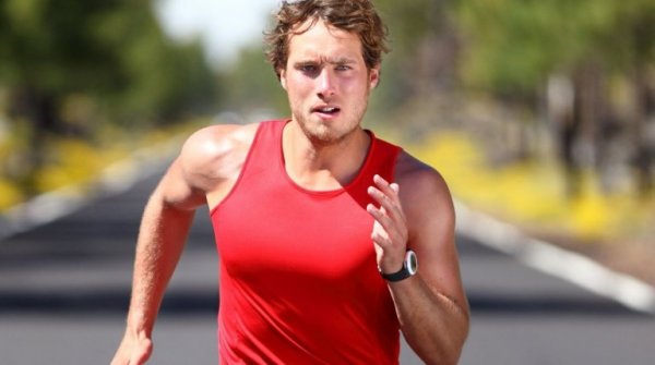 kırmızı atletli koşucu