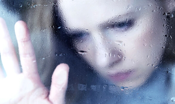 ıslak cam ve kadın