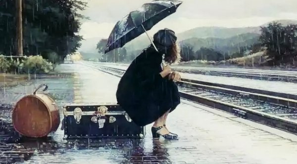 yağmurda tren bekleyen kadın