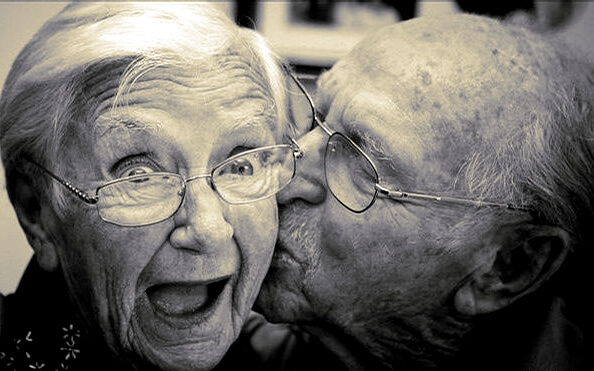 mutlu yaşlı çift