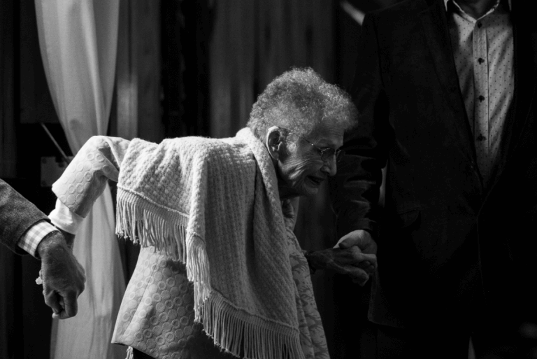 yardım alan yaşlı kadın