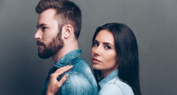 sevgilisine sarılan kız