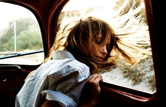 araba camından saçları uçuşan mutlu kız