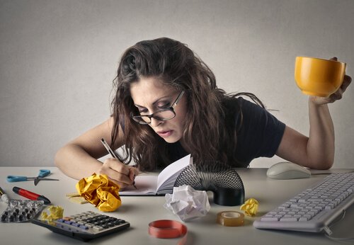 çalışan stresli gözlüklü kadın