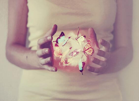 elinde ışık saçan kelebekler olan kız