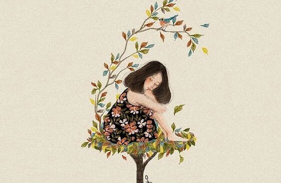 ağacın üzerindeki kadın