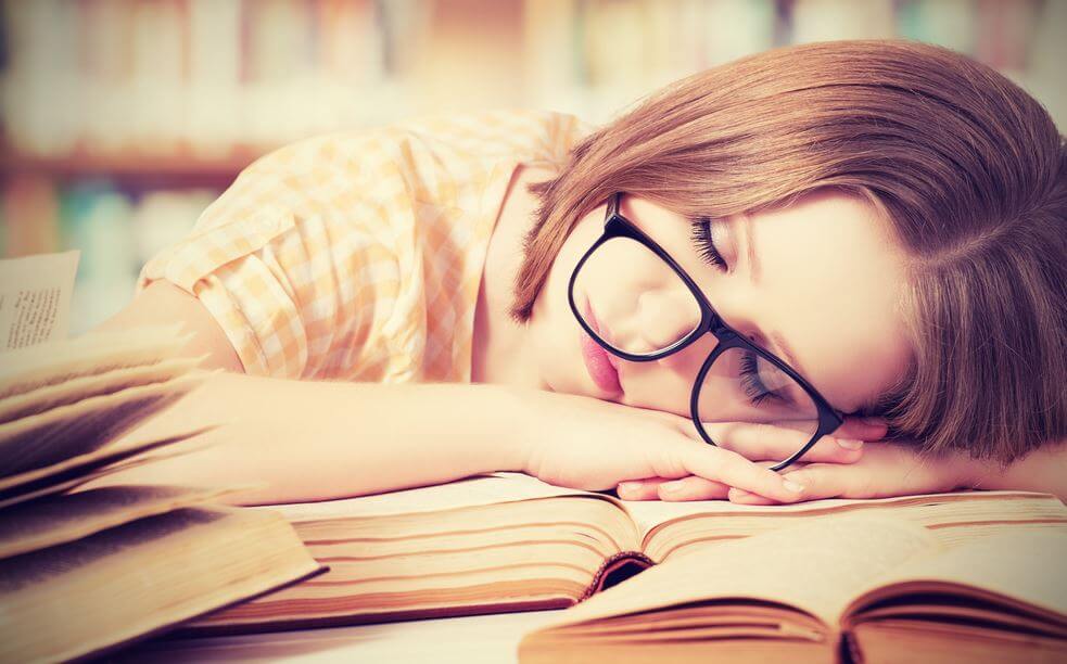 ders çalışırken uyuya kalan kadın