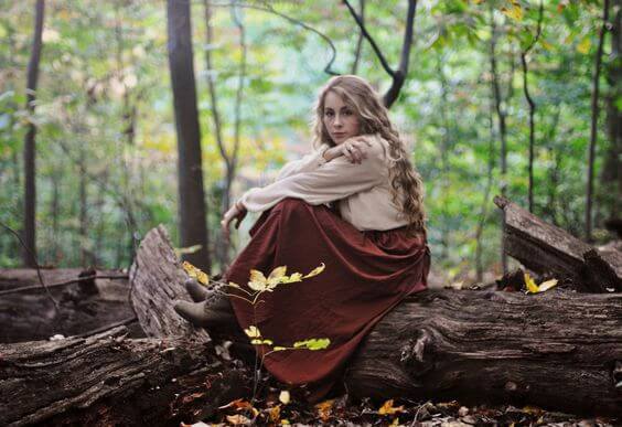 sarışın kadın ormanda bekliyor