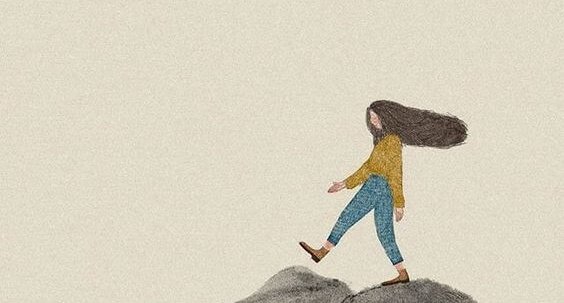 saçları savrularak yürüyen kadın