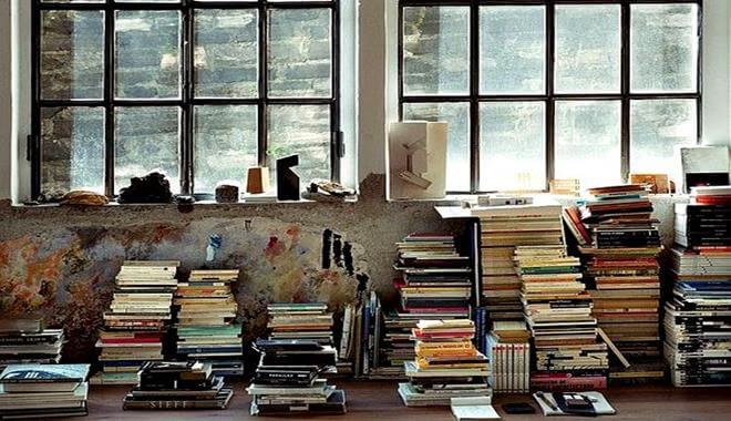 kitaplar yığın halinde masada