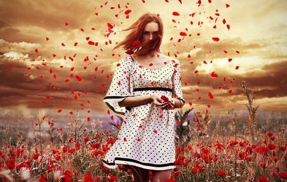 rüzgarlı kırmızı çiçek tarlasında kadın