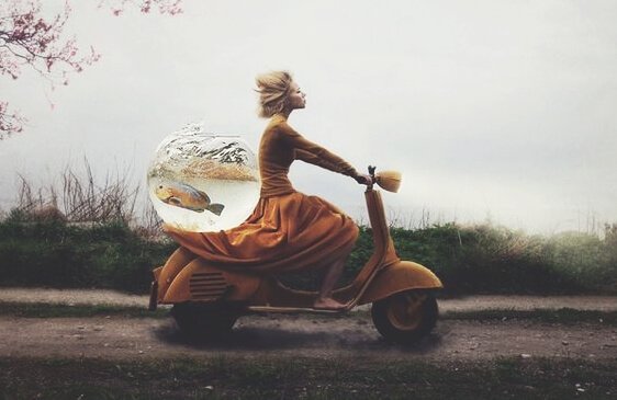 motorla balık taşıyan kadın