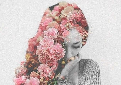 saçında pembe çiçekler olan kadın
