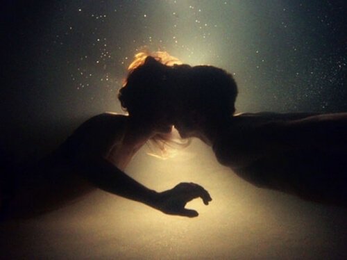 su altında öpüşen çift