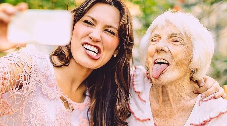 yaşlı genç kadınlar selfi yapıyor