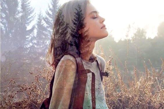 ağaçlar içinde kadın