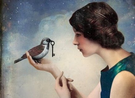 kadının parmağına anahtar taşıyan kuş