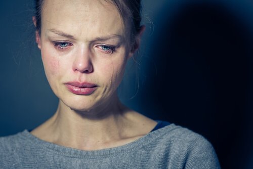 ağlayan bipolar kadın