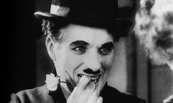 "Kendimi Sevmeye Başladığımda": Charlie Chaplin'den Muhteşem Bir Şiir