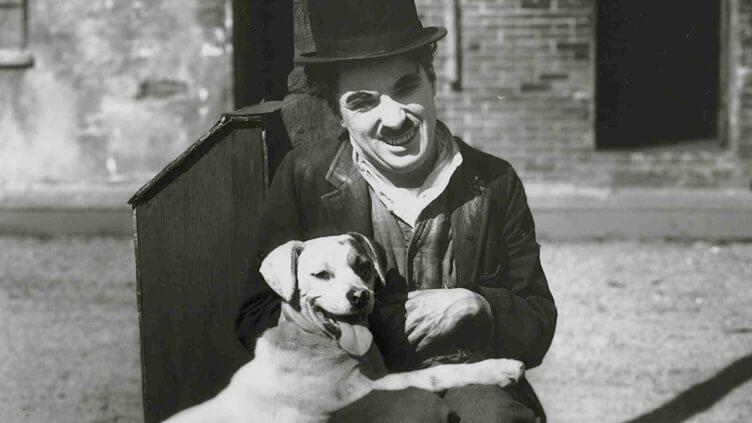Charlie Chaplin ve köpek