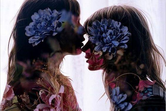 çiçekler içinde iki kız