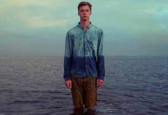 denizin içinde adam