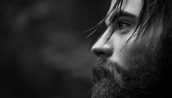 düşünceli bakan adam