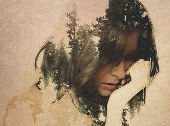 düşünceli kadın ormanı