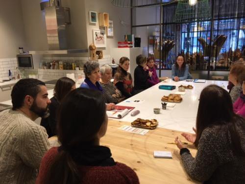 insanlar toplanmış konuşuyor