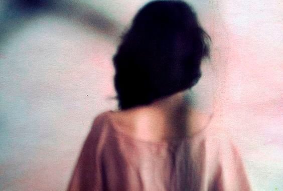 kadının arkası bulanık resim