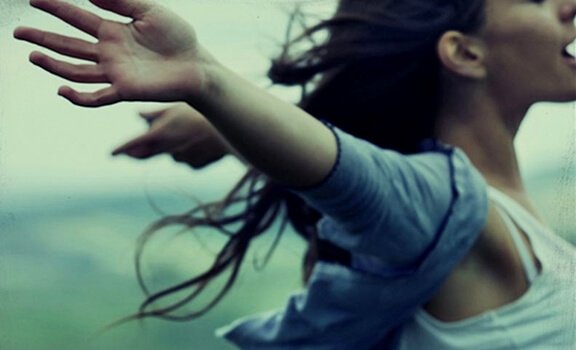 kollarını açan kız