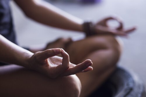meditasyon yapan eller