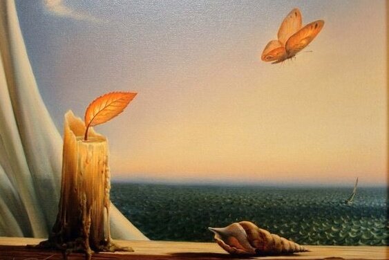 yaprak olan mum alevi ve denize uçan kelebek