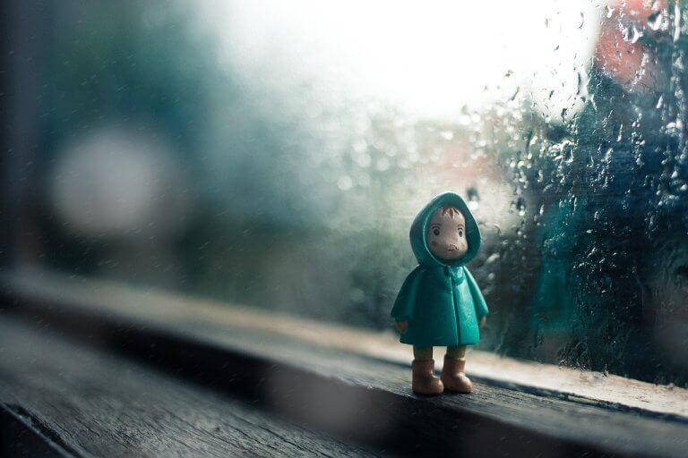 yağmurda bir oyuncak çocuk