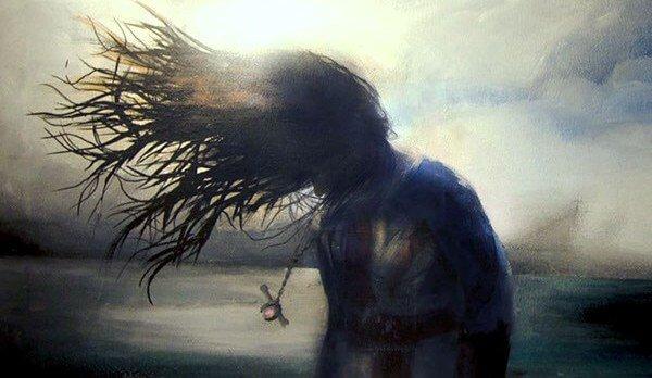 saçları fırtınada uçuşan kadın