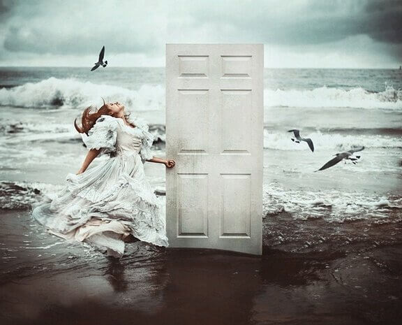 sahilde kız, beyaz kapı ve dalgalı deniz