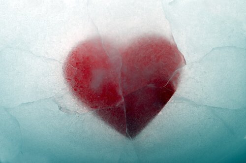 kırık buzlu kalp