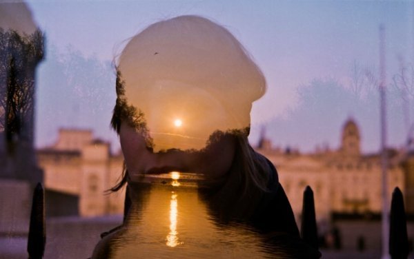 kadın, şehir ve güneş